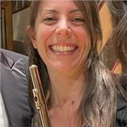 Flautista professionista con esperienza in orchestre italiane ed estere impartisce lezioni private di flauto e ottavino